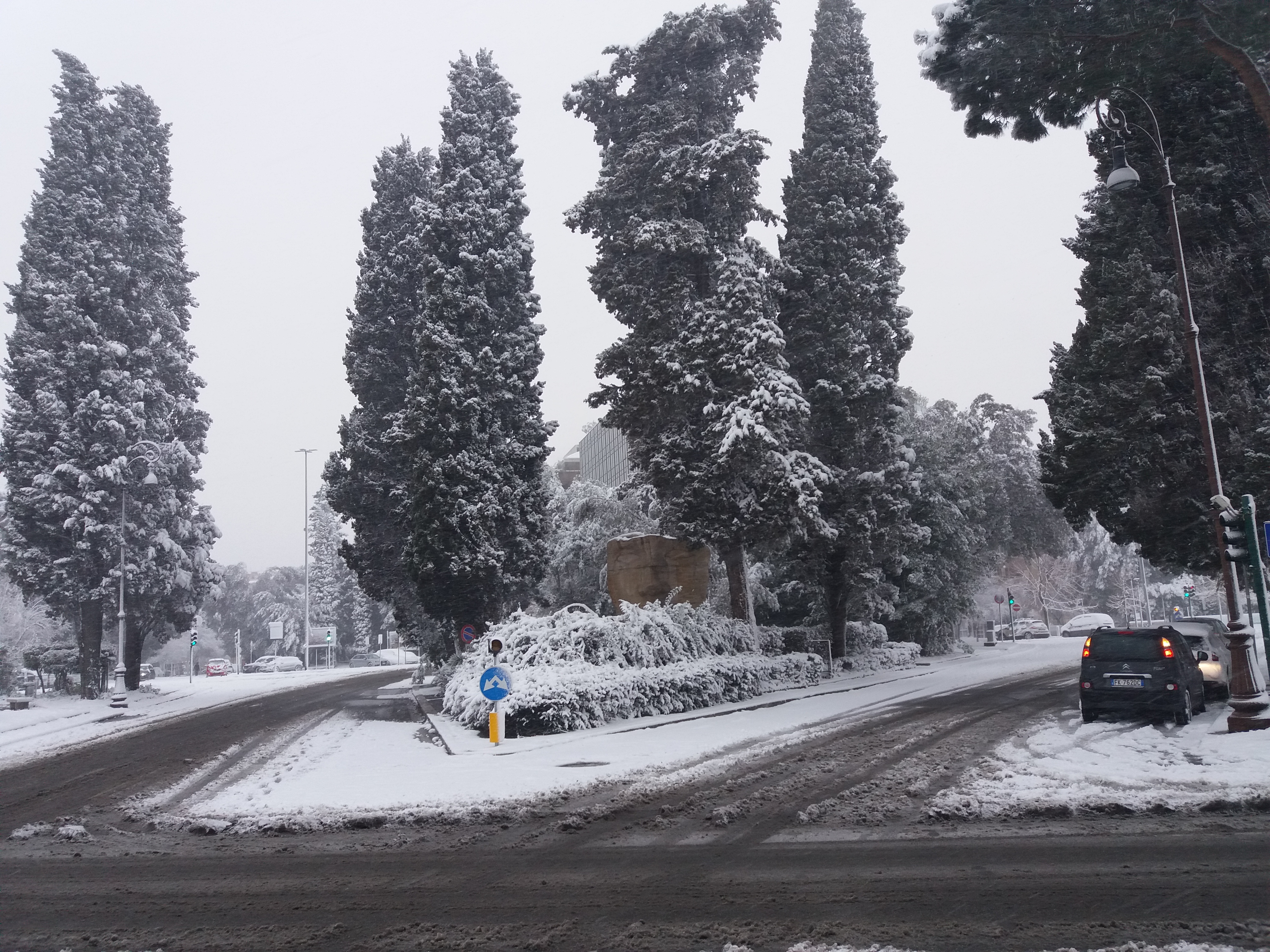 Piazza Monte Grappa con la statua fontana della Dea Roma nevicata del 26 Febbraio 2018